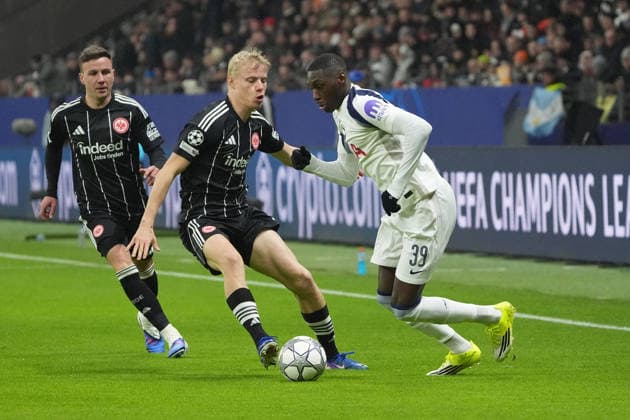 Randal Kolo Muani Tottenham Hotspur, 39 draws off Oscar Hojlund Eintracht Frankfurt past Frankfurt 28 01 2026 Eintracht Frankfurt vs Tottenham Hotspurs, Deutsche Bank Park, Matchday 8 Champions League