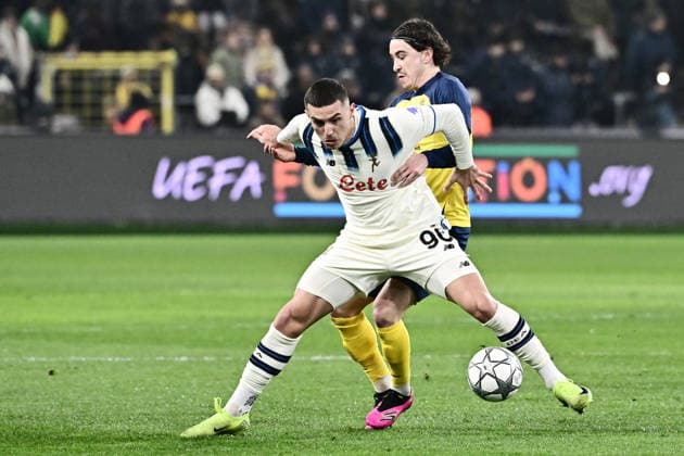260128 Royale Union Saint-Gilloise vs Atalanta Nikola Krstovic (90) of Atalanta battles for the ball with Kamiel Van De Perre (6) of Union during the Uefa Champions League 8th matchday in the League phase game in season 2025 - 2026 between Royale Union Saint-Gilloise and Atalanta Bergamasca Calcio on January 28 , 2026 in Anderlecht, Belgium. (Photo by Maarten Straetemans isosport) Anderlecht Belgium  Copyright: xMaartenxStraetemansx UNION-ATALANTA_20260128_016