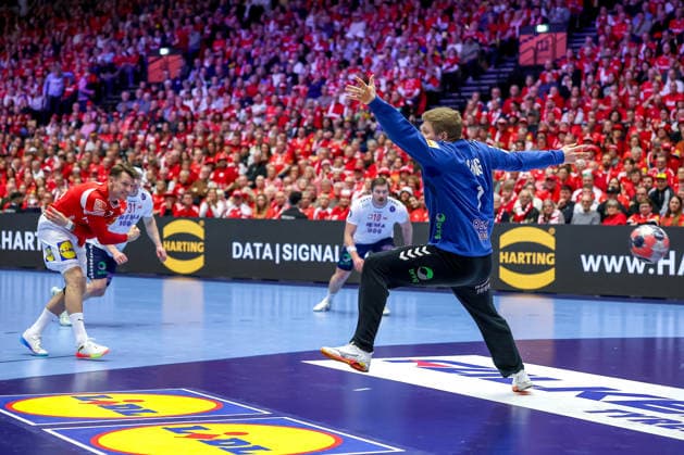 28 01 2026, Handball, Men s EHF EURO 2026, Denmark Norway, Jyske Bank Boxen in Herning, Denmark, Main Round Emil Jakobsen Denmark 07 throws the ball on goal Robin Paulsen Haug Norway 01 Denmark