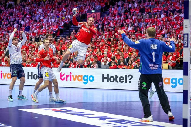 28 01 2026, Handball, Men s EHF EURO 2026, Denmark Norway, Jyske Bank Boxen in Herning, Denmark, Main Round Simon Bogetoft Pytlick Denmark 43 throws the ball on goal Robin Paulsen Haug Norway 01 Denmark