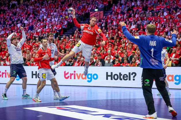 28 01 2026, Handball, Men s EHF EURO 2026, Denmark Norway, Jyske Bank Boxen in Herning, Denmark, Main Round Simon Bogetoft Pytlick Denmark 43 throws the ball on goal Robin Paulsen Haug Norway 01 Denmark