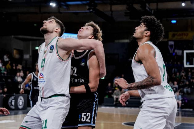 Germany Basketball EuroCup Season 2025 26 16 Matchday Veolia Towers Hamburg vs Slask Wroclaw Inselpark Arena Hamburg Zacharie Perrin Veolia Towers Hamburg, 52 , Ajdin Penava Slask Wroclaw, 11 , Jakub Urbaniak Slask Wroclaw, 7 Copyright: xStefanxTrochax
