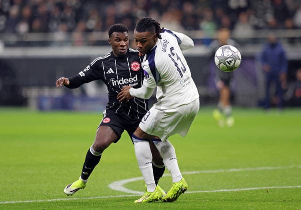 28 01 2026, xovx, Football UEFA Champions League, Eintracht Frankfurt Tottenham Hotspur v l Aurelio Buta Eintracht Frankfurt , Destiny Udogie Tottenham Hotspur DFL DFB REGULATIONS PROHIBIT ANY USE OF PHOTOGRAPHS as IMAGE SEQUENCES and or QUASI VIDEO emspor Frankfurt am Main