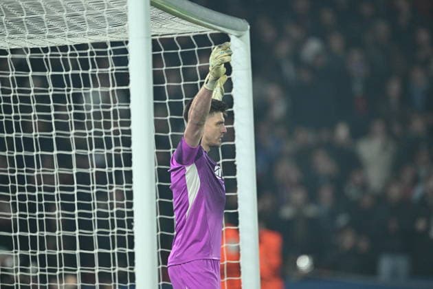PSG v Newcastle United - UEFA Champions League PARIS, FRANCE - JANUARY 28: Nick Pope of Newcastle United FC in action during the UEFA Champions League league phase Matchday 8 match between Paris Saint-Germain and Newcastle United FC at Parc des Princes in Paris, France on January 28, 2026. Mustafa Yalcin Anadolu Paris France. Editorial use only. Please get in touch for any other usage.  Copyright: x2026xAnadoluxMustafaxYalcinx
