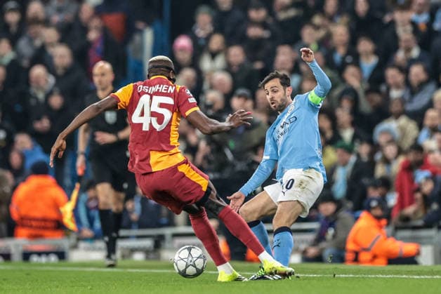 UEFA Champions League Manchester City v Galatasaray Victor Osimhen of Galatasaray and Bernardo Silva of Manchester City battle for the ball during the UEFA Champions League Matchday 8 of 8 match Manchester City vs Galatasaray at City of Manchester Stadium, Manchester, United Kingdom on 28 January 2026 (Photo by Mark Cosgrove News Images) Manchester City of Manchester Stadium Greater Manchester United, ManU Kingdom Copyright: xMarkxCosgrove NewsxImagesx