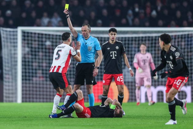 Soccer Champions League matchday 8 PSV Eindhoven FC Bayern Munich on 28 01 2026 at Philips Stadion in Eindhoven Referee Joao Pinheiro Portugal , right shows Ivan Perisic Eindhoven , left the yellow card xJRx