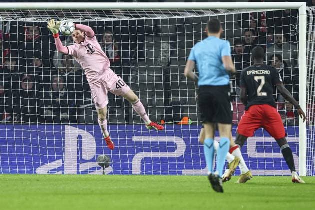 EINDHOVEN , 28-01-2026 , Philips Stadium , season 2025 2026 , UEFA Champions League football , League phase matchday 8 , match between PSV and Bayern Munchen , picture shows Bayern Munchen keeper Jonas Urbig PSV - Bayern Munchen  x201144338x Copyright: