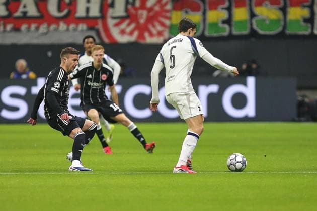 Frankfurt Main, Hesse, Germany, 28 01 2026 Waldstadion Deutsche Bank Park UEFA Champions League 2025 26 Eintracht Frankfurt Tottenham Hotspur Mario Götze 27, Eintracht Frankfurt and Joao Palhinha 6, Tottenham , in the background among others Hugo Larsson 16, Eintracht Frankfurt Copyright: xdtsxNachrichtenagenturx dts_103965