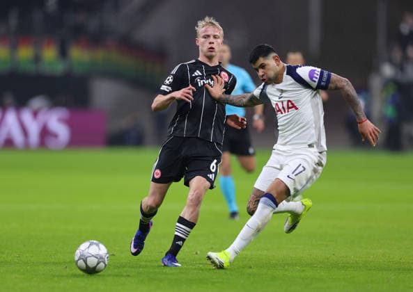 28 01 2026, Football UEFA Champions League, Eintracht Frankfurt Tottenham Hotspur, emonline, emspor, v l , Oscar Hojlund Eintracht Frankfurt , Cristian Romero Tottenham Hotspur DFL DFB REGULATIONS PROHIBIT ANY USE OF PHOTOGRAPHS AS IMAGE SEQUENCES AND OR QUASI VIDEO xdcx Copyright: HMBxMedia Claus