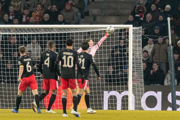 Goalkeeper Jonas Urbig FC Bayern München controls the ball during the UEFA Champions League 2025 26 League Phase MD8 match between PSV Eindhoven and FC Bayern München at PSV Stadion on January 28, 2026 in Eindhoven, Netherlands