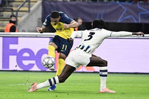 260128 Royale Union Saint-Gilloise vs Atalanta Guilherme Smith (11) of Union battles for the ball with Odilon Kossounou (3) of Atalanta during the Uefa Champions League 8th matchday in the League phase game in season 2025 - 2026 between Royale Union Saint-Gilloise and Atalanta Bergamasca Calcio on January 28 , 2026 in Anderlecht, Belgium. (Photo by Maarten Straetemans isosport) Anderlecht Belgium  Copyright: xMaartenxStraetemansx UNION-ATALANTA_20260128_019