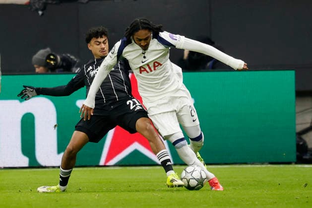 Duel between Nathaniel Brown Eintracht Frankfurt, 21 l and Djed Spence Tottenham Hotspur, 24 , 28 01 2026, Soccer, Eintracht Frankfurt vs Tottenham Hotspur UEFA Champions League, GER, Frankfurt, Deutsche Bank Park Copyright: HMBxMedia xHeikoxBecker