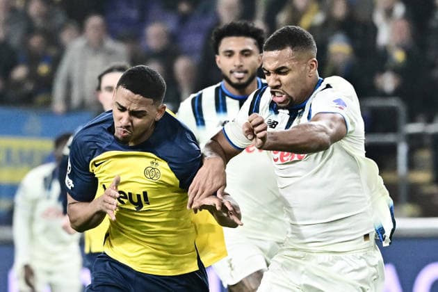 260128 Royale Union Saint-Gilloise vs Atalanta Guilherme Smith (11) of Union battles for the ball with Isak Hien (4) of Atalanta during the Uefa Champions League 8th matchday in the League phase game in season 2025 - 2026 between Royale Union Saint-Gilloise and Atalanta Bergamasca Calcio on January 28 , 2026 in Anderlecht, Belgium. (Photo by Maarten Straetemans isosport) Anderlecht Belgium  Copyright: xMaartenxStraetemansx UNION-ATALANTA_20260128_026