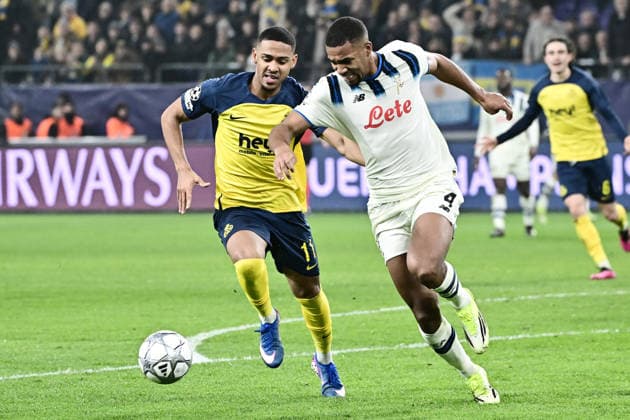 260128 Royale Union Saint-Gilloise vs Atalanta Guilherme Smith (11) of Union battles for the ball with Isak Hien (4) of Atalanta during the Uefa Champions League 8th matchday in the League phase game in season 2025 - 2026 between Royale Union Saint-Gilloise and Atalanta Bergamasca Calcio on January 28 , 2026 in Anderlecht, Belgium. (Photo by Maarten Straetemans isosport) Anderlecht Belgium  Copyright: xMaartenxStraetemansx UNION-ATALANTA_20260128_029