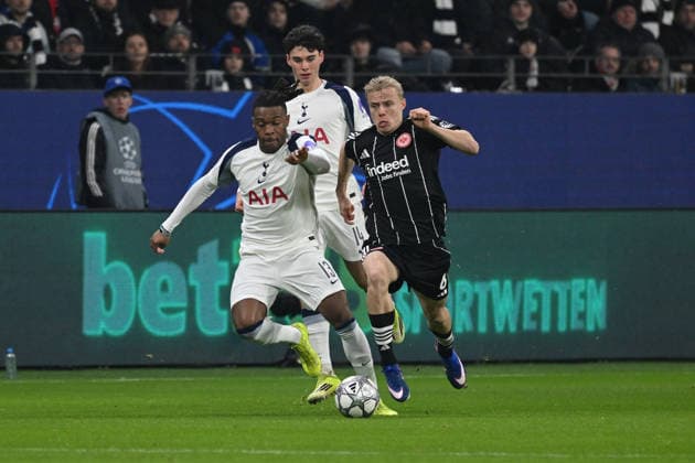 28 01 2026, xsltx, Football UEFA Champions League, Eintracht Frankfurt Tottenham Hotspur v l Destiny Udogie Tottenham Hotspur Oscar Hojlund Hoejlund Hojlund Eintracht Frankfurt Zweikampf, Aktion, action, battle for the ball DFL DFB REGULATIONS PROHIBIT ANY USE OF PHOTOGRAPHS as IMAGE SEQUENCES and or QUASI VIDEO Frankfurt am Main