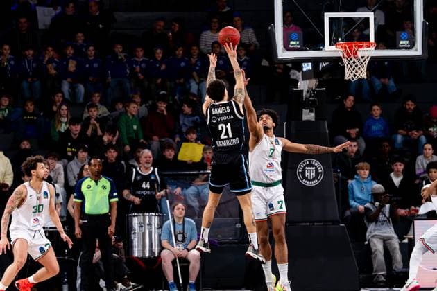 Playing action with Devon Daniels 21 Veolia Towers Hamburg throwing, Jakub Urbaniak 7 Slask Wroclaw and Zacharie Perrin 52 Veolia Towers Hamburg in defense, Issuf Sanon 30 Slask Wroclaw watching Devon Daniels 21 Veolia Towers Hamburg throwing Copyright: xPhilippHeistx