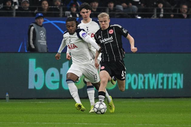 28 01 2026, xsltx, Football UEFA Champions League, Eintracht Frankfurt Tottenham Hotspur v l Destiny Udogie Tottenham Hotspur Oscar Hojlund Hoejlund Hojlund Eintracht Frankfurt Zweikampf, Aktion, action, battle for the ball DFL DFB REGULATIONS PROHIBIT ANY USE OF PHOTOGRAPHS as IMAGE SEQUENCES and or QUASI VIDEO Frankfurt am Main