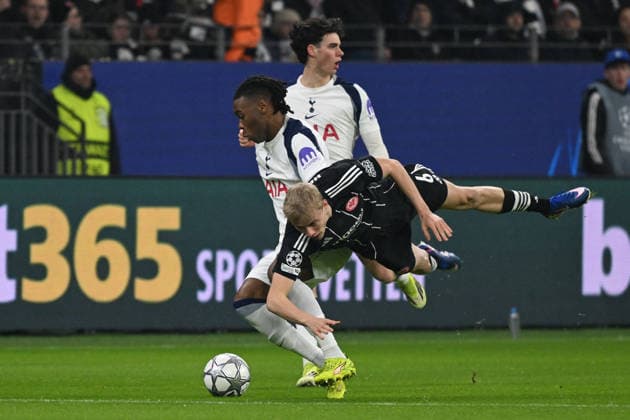 28 01 2026, xsltx, Football UEFA Champions League, Eintracht Frankfurt Tottenham Hotspur v l Destiny Udogie Tottenham Hotspur Oscar Hojlund Hoejlund Hojlund Eintracht Frankfurt Zweikampf, Aktion, action, battle for the ball DFL DFB REGULATIONS PROHIBIT ANY USE OF PHOTOGRAPHS as IMAGE SEQUENCES and or QUASI VIDEO Frankfurt am Main