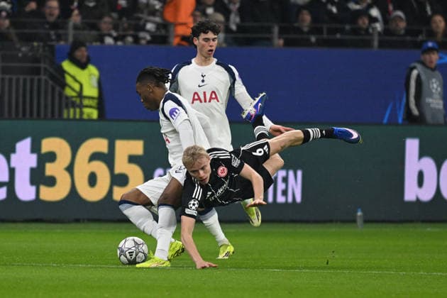 28 01 2026, xsltx, Football UEFA Champions League, Eintracht Frankfurt Tottenham Hotspur v l Destiny Udogie Tottenham Hotspur Oscar Hojlund Hoejlund Hojlund Eintracht Frankfurt Zweikampf, Aktion, action, battle for the ball DFL DFB REGULATIONS PROHIBIT ANY USE OF PHOTOGRAPHS as IMAGE SEQUENCES and or QUASI VIDEO Frankfurt am Main