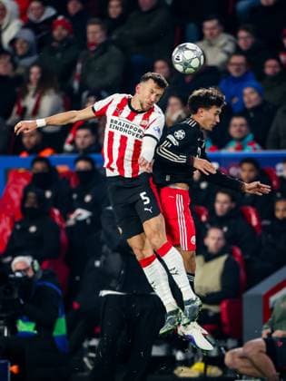 EINDHOVEN - (l-r) Ivan Perisic of PSV Eindhoven, Tom Bischof of FC Bayern Munich during the UEFA Champions League match between PSV Eindhoven and FC Bayern Munich at the Phillips Stadium on January 28, 2026, in Eindhoven, Netherlands. BART STOUTJESDIJK ANP UEFA Champions League 2025-2026 xVIxANPxSportx xxANPxIVx 548918435 originalFilename: 548918435.jpg