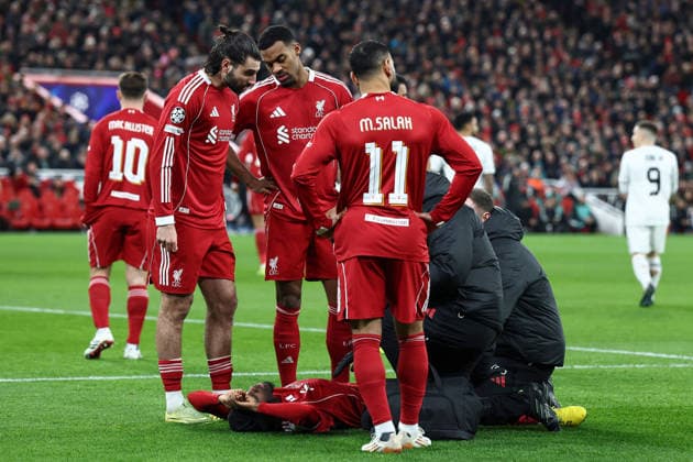 . - Liverpool v Qarabag FK, UEFA Champions League, League Phase, Anfield Stadium, Liverpool, England. - 28th January 2026. (C) Ian Stephen Crystal Pix Jeremie Frimpong of Liverpool receives medical treatment for an injury. - Liverpool v Qarabag FK, UEFA Champions League, League Phase, Anfield Stadium, Liverpool, England. - 28th January 2026. (C) Ian Stephen Crystal Pix Copyright: xIanxStephenx CP_Liverpool_Qarabag_Ian_Stephen_280126_CP12