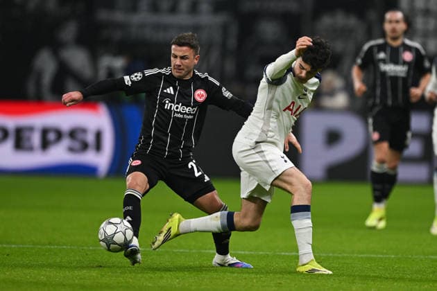 Mario Götze Eintracht Frankfurt, 27 in duel with Archie Gray Tottenham Hotspur, 14 , GER, Eintracht Frankfurt vs Tottenham Hotspur, Football, UEFA Champions League, League Phase, Matchday 8, Season 2025 2026, 28 01 2026 GER, Eintracht Frankfurt vs Tottenham Hotspur, Football, UEFA Champions League, League Phase, Matchday 8, Season 2025 2026, 28 01 2026 Frankfurt Copyright: xEibner-Pressefoto FlorianxWiegandx EP_FWD
