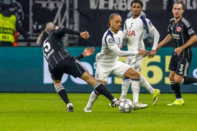 Ellyes Skhiri Eintracht Frankfurt, 15 and Xavi Tottenham Hotspur, 07 in duel , Germany, Soccer, UEFA Champions League, Matchday 8, 2025 2026, Eintracht Frankfurt vs Tottenham Hotspur, 28 01 2026, Frankfurt am Main Deutsche Bank Park Germany Copyright: xGrantxHubbsx