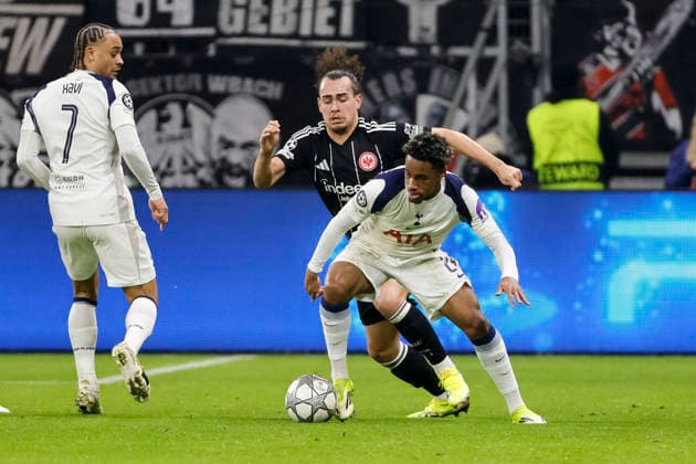 Arthur Theate Eintracht Frankfurt, 03 and Wilson Odobert Tottenham Hotspur, 28 in duel , Germany, Soccer, UEFA Champions League, Matchday 8, 2025 2026, Eintracht Frankfurt vs Tottenham Hotspur, 28 01 2026, Frankfurt am Main Deutsche Bank Park Germany Copyright: xGrantxHubbsx