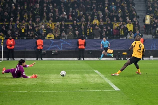 goalkeeper Yann Sommer FC Internazionale and Serhou Guirassy Borussia Dortmund in a duel during the UEFA Champions League 2025 26, Matchday 8 League Phase match between Borussia Dortmund and Inter Milan, BVB Stadion on January 28, 2026 in Dortmund, Germany, Germany Photo by Ralf Treese DeFodi Images goalkeeper Yann Sommer FC Internazionale and Serhou Guirassy Borussia Dortmund battle for the ball during the UEFA Champions League 2025 26 League Phase MD8 match between Borussia Dortmund and FC Internazionale Milano at BVB Stadion Dortmund on January 28, 2026 in Dortmund, Germany Photo by Ralf Treese DeFodi Images