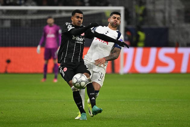 28 01 2026, xjhx, Football UEFA Champions League, Eintracht Frankfurt Tottenham Hotspur v l Ansgar Knauff Eintracht Frankfurt Cristian Romero Tottenham Hotspur duel, action, action, battle for the ball Frankfurt am Main