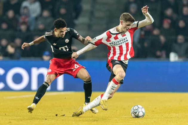 Luis Diaz FC Bayern München and Guus Til PSV Eindhoven battle for the ball during the UEFA Champions League 2025 26 League Phase MD8 match between PSV Eindhoven and FC Bayern München at PSV Stadion on January 28, 2026 in Eindhoven, Netherlands