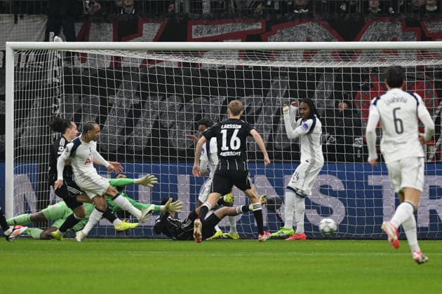 28 01 2026, xsltx, Football UEFA Champions League, Eintracht Frankfurt Tottenham Hotspur v l Xavi Simons Tottenham Hotspur disallowed goal Kaua Santos Eintracht Frankfurt Nathaniel Brown Eintracht Frankfurt Hugo Larsson Eintracht Frankfurt DFL DFB REGULATIONS PROHIBIT ANY USE OF PHOTOGRAPHS as IMAGE SEQUENCES and or QUASI VIDEO Frankfurt am Main