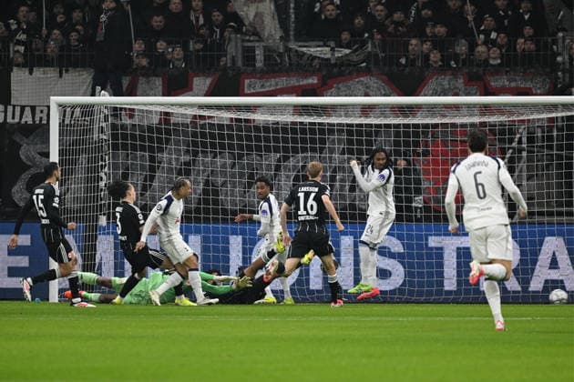 28 01 2026, xsltx, Football UEFA Champions League, Eintracht Frankfurt Tottenham Hotspur v l Xavi Simons Tottenham Hotspur disallowed goal Kaua Santos Eintracht Frankfurt Nathaniel Brown Eintracht Frankfurt Hugo Larsson Eintracht Frankfurt DFL DFB REGULATIONS PROHIBIT ANY USE OF PHOTOGRAPHS as IMAGE SEQUENCES and or QUASI VIDEO Frankfurt am Main