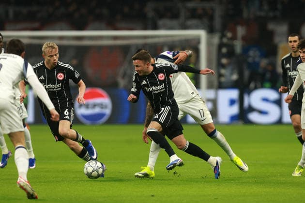 GER, Champions League, Eintracht Frankfurt vs Tottenham Hotspur 28 01 2026, Deutsche Bank Parkq, Frankfurt am Main, GER, Champions League, Eintracht Frankfurt vs Tottenham Hotspur in the picture Mario Götze Goetze Eintracht Frankfurt, 27, black asserts himself against Cristian Romero Tottenham Hotspur, 17, white in a duel nordphotoxGmbHx xSJS nph00070