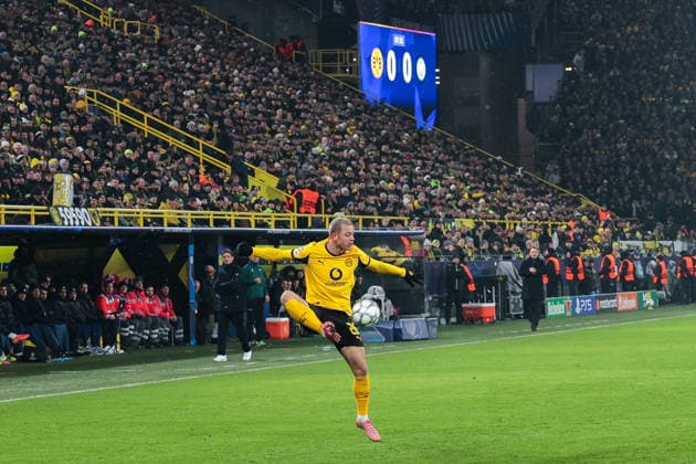 28 01 2026, UEFA Champions League, Matchday 8, Borussia Dortmund Inter Milan, Julian Ryerson Borussia Dortmund takes the ball, Dortmund Signal Iduna Park NRW Germany xRHR PHOTO DEx Copyright: DennisxEwert RHR-FOTOx RHR-FOTO DE