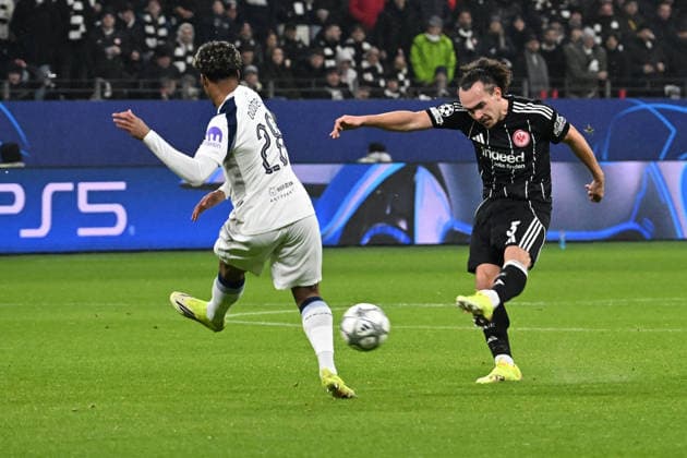 28 01 2026, xsltx, Football UEFA Champions League, Eintracht Frankfurt Tottenham Hotspur v l Wilson Odobert Tottenham Hotspur Arthur Theate Eintracht Frankfurt Zweikampf, Aktion, action, battle for the ball DFL DFB REGULATIONS PROHIBIT ANY USE OF PHOTOGRAPHS as IMAGE SEQUENCES and or QUASI VIDEO Frankfurt am Main