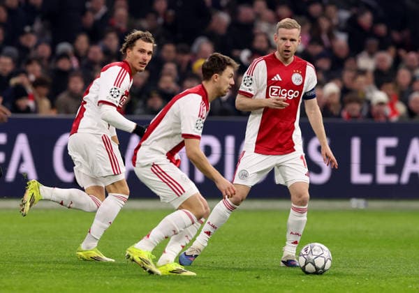 Davy Klaassen of AFC Ajax with Mika Godts of AFC Ajax and Youri Regeer of AFC Ajax during the match AFC Ajax Amsterdam vs Olympiacos Piraues at the Johan Cruijff ArenA for the UEFA Champions League season 2025 2026 in AMSTERDAM, Netherlands on 28 january 2026