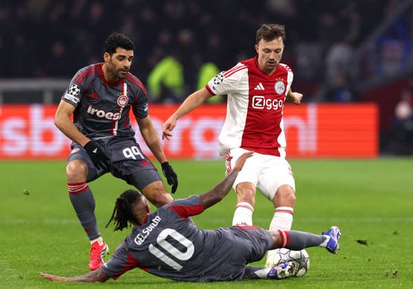 Youri Regeer of AFC Ajax battles for the ball with Gelson Martins of Olympiakos Piraeus and Mehdi Taremi of Olympiakos Piraeus during the match AFC Ajax Amsterdam vs Olympiacos Piraues at the Johan Cruijff ArenA for the UEFA Champions League season 2025 2026 in AMSTERDAM, Netherlands on 28 january 2026