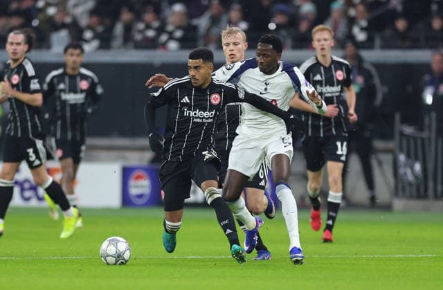 28 01 2026, Football UEFA Champions League, Eintracht Frankfurt Tottenham Hotspur, emonline, emspor, v l , Ansgar Knauff Eintracht Frankfurt , Pape Matar Sarr Tottenham Hotspur DFL DFB REGULATIONS PROHIBIT ANY USE OF PHOTOGRAPHS AS IMAGE SEQUENCES AND OR QUASI VIDEO xdcx Copyright: HMBxMedia Claus