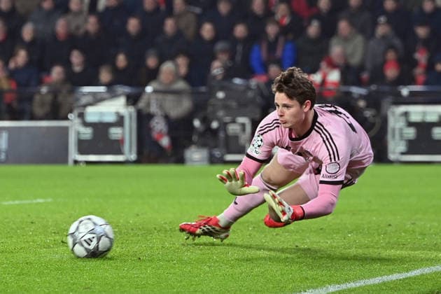 28 01 2026, xjrdrx, Football UEFA Champions League, PSV Eindhoven FC Bayern Muenchen v l Jonas Urbig FC Bayern Muenchen DFL DFB REGULATIONS PROHIBIT ANY USE OF PHOTOGRAPHS as IMAGE SEQUENCES and or QUASI VIDEO Eindhoven