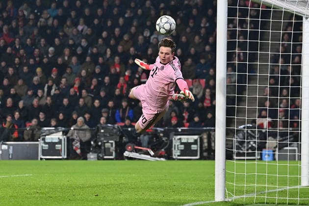 28 01 2026, xjrdrx, Football UEFA Champions League, PSV Eindhoven FC Bayern Muenchen v l Jonas Urbig FC Bayern Muenchen DFL DFB REGULATIONS PROHIBIT ANY USE OF PHOTOGRAPHS as IMAGE SEQUENCES and or QUASI VIDEO Eindhoven