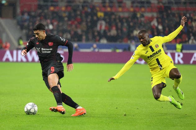 28 01 2026, xrekx, Football UEFA Champions League, Bayer 04 Leverkusen FC Villareal v l Equi Fernandez Bayer 04 Leverkusen Nicolas PÃ pÃ FC Villarreal Zweikampf, Aktion, action, battle for the ball DFL DFB REGULATIONS PROHIBIT ANY USE OF PHOTOGRAPHS as IMAGE SEQUENCES and or QUASI VIDEO Leverkusen