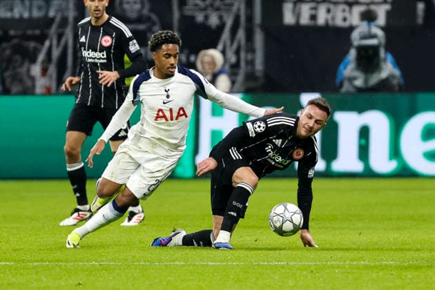 Wilson Odobert Tottenham Hotspur, 28 and Mario Götze, Gotze Eintracht Frankfurt, 27 in duel , Germany, Soccer, UEFA Champions League, Matchday 8, 2025 2026, Eintracht Frankfurt vs Tottenham Hotspur, 28 01 2026, Frankfurt am Main Deutsche Bank Park Germany Copyright: xGrantxHubbsx