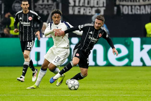 Wilson Odobert Tottenham Hotspur, 28 and Mario Götze, Gotze Eintracht Frankfurt, 27 in duel , Germany, Soccer, UEFA Champions League, Matchday 8, 2025 2026, Eintracht Frankfurt vs Tottenham Hotspur, 28 01 2026, Frankfurt am Main Deutsche Bank Park Germany Copyright: xGrantxHubbsx