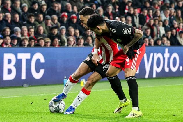 EINDHOVEN - (l-r) Sergino Dest of PSV Eindhoven, Luis Diaz of FC Bayern Munich during the UEFA Champions League match between PSV Eindhoven and FC Bayern Munich at the Phillips Stadium on January 28, 2026, in Eindhoven, Netherlands. BART STOUTJESDIJK ANP UEFA Champions League 2025-2026 xVIxANPxSportx xxANPxIVx 548919207 originalFilename: 548919207.jpg