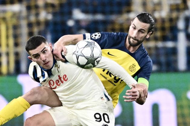 260128 Royale Union Saint-Gilloise vs Atalanta Nikola Krstovic (90) of Atalanta battles for the ball with Christian Burgess (16) of Union during the Uefa Champions League 8th matchday in the League phase game in season 2025 - 2026 between Royale Union Saint-Gilloise and Atalanta Bergamasca Calcio on January 28 , 2026 in Anderlecht, Belgium. (Photo by Maarten Straetemans isosport) Anderlecht Belgium  Copyright: xMaartenxStraetemansx UNION-ATALANTA_20260128_037