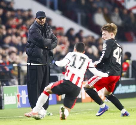 EINDHOVEN - FC Bayern Munich coach Vincent Kompany during the UEFA Champions League match between PSV Eindhoven and FC Bayern Munich at the Phillips Stadium on January 28, 2026, in Eindhoven, Netherlands. SEM VAN DER WAL ANP UEFA Champions League 2025-2026 xVIxANPxSportx xxANPxIVx 548919266 originalFilename: 548919266.jpg