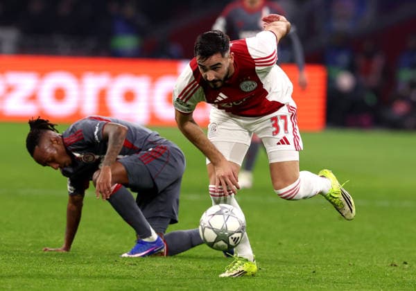 Josip Sutalo of AFC Ajax with Gelson Martins of Olympiakos Piraeus during the match AFC Ajax Amsterdam vs Olympiacos Piraues at the Johan Cruijff ArenA for the UEFA Champions League season 2025 2026 in AMSTERDAM, Netherlands on 28 january 2026