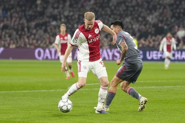 AMSTERDAM , 28-01-2026 , JohanCruijff ArenA , season 2025 2026 , UEFA Champions League football , League phase Matchday 8 , match between Ajax and Olympiacos , picture shows Ajax player Davy Klaassen, Olympiacos player Francisco Ortega Ajax - Olympiacos  x201144782x Copyright: