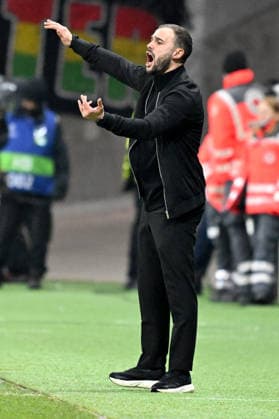 28 01 2026, xsltx, football UEFA Champions League, Eintracht Frankfurt Tottenham Hotspur v l interim coach Dennis Schmitt Eintracht Frankfurt gives instructions, gesticulates, gesticulate with arms gives instructions, gesticulate DFL DFB REGULATIONS PROHIBIT ANY USE OF PHOTOGRAPHS as IMAGE SEQUENCES and or QUASI VIDEO Frankfurt am Main